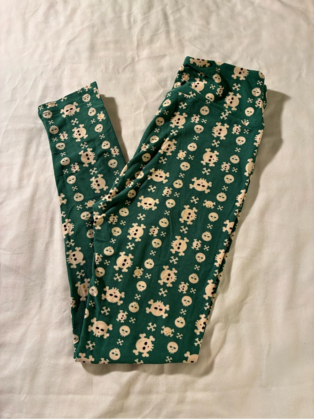 LuLaRoe Green Leggings with Cream Skull Print